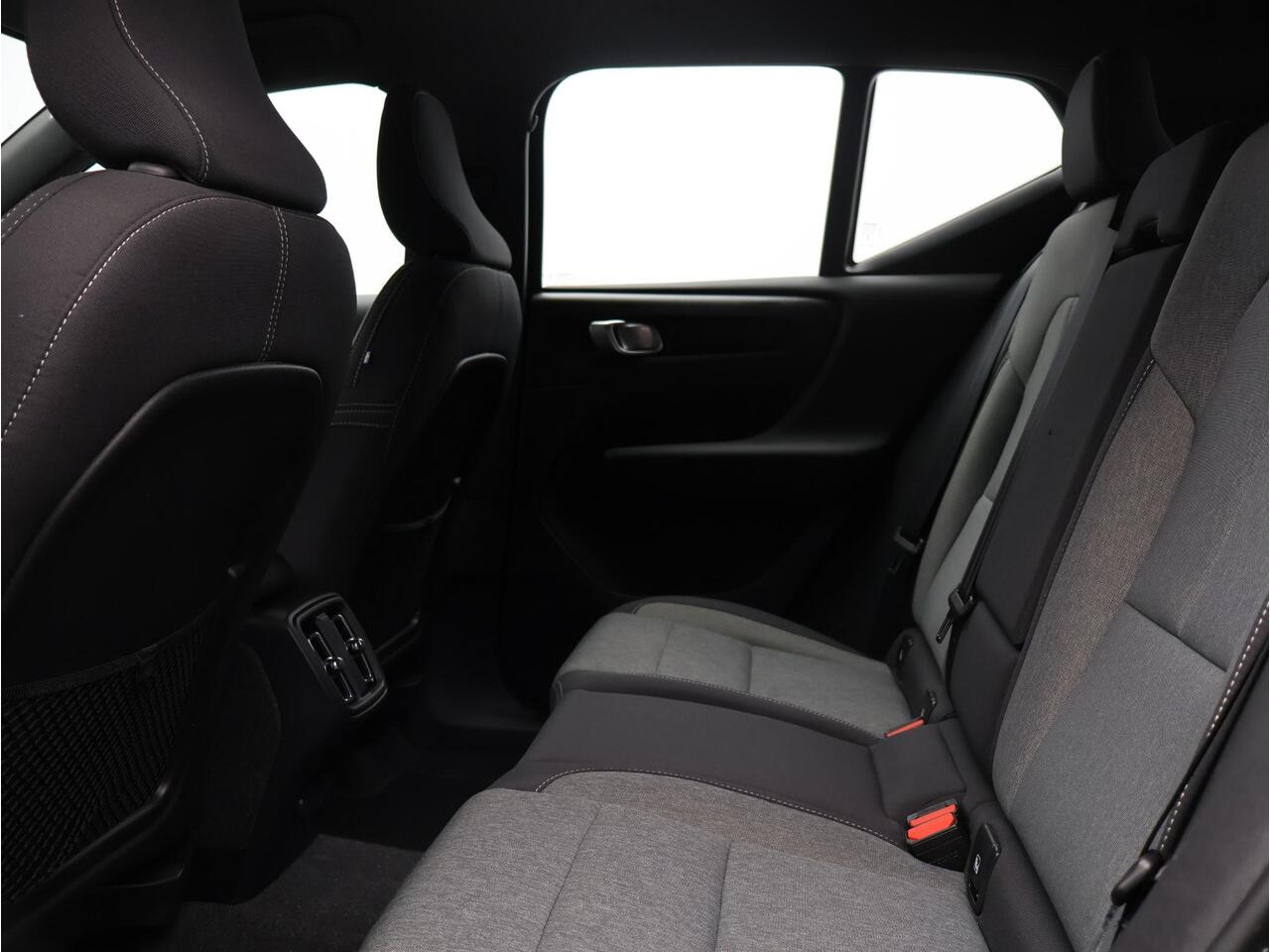 Volvo XC40 2.0 B4 Plus Dark / Trekhaak / Harman Kardon / Elektr. bed. stoelen / Stoel+stuur+voorruitverwarming