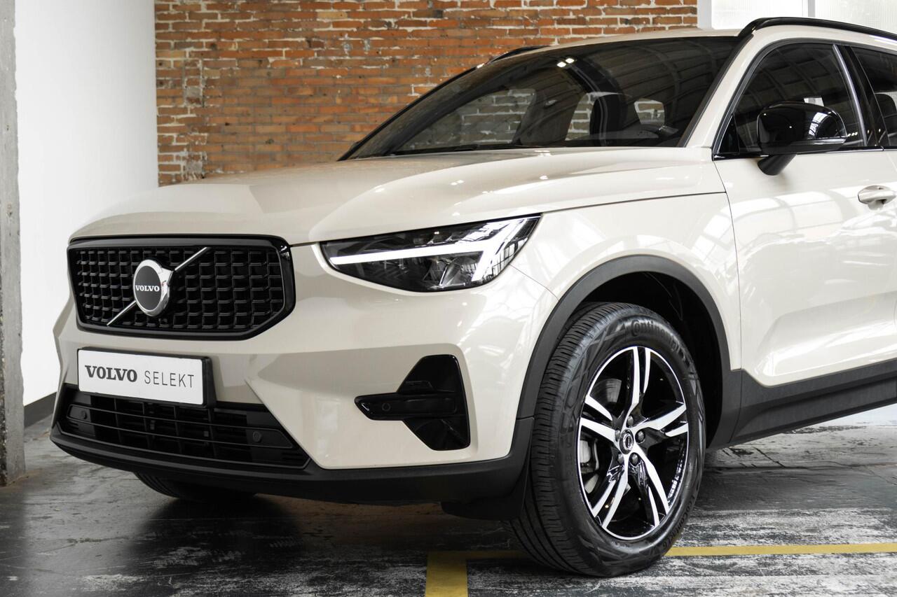 Volvo XC40 B4 Plus Dark | Verwarmde Voorstoelen+Stuurwiel | Verwarmde voorruit | Semi-Elektrische Trekhaak | Harman Kardon Premium Audio | Apple Carplay / Android Auto | Electrisch bedienbare voorstoelen | Google infotaiment