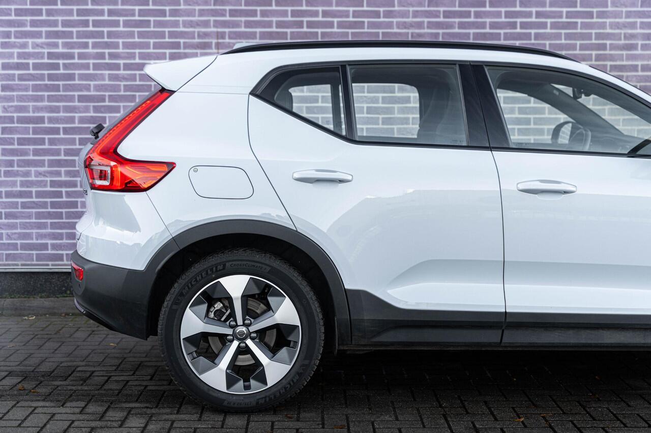 Volvo XC40 2.0 B4 Plus Dark | Google | Adaptieve Cruise Control | Trekhaak | Elektrische Stoelverstelling | Camera | Stoel-/Stuurverwarming | Memory | Harman Kardon Audio | Verwarmbare Voorruit | Dodehoekdetectie | Carplay | Elek. Achterklep | Draadloos Opladen Tele