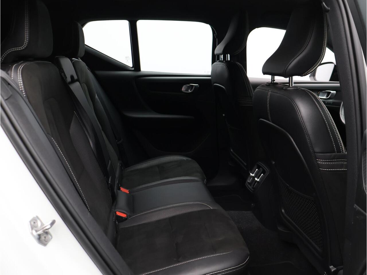 Volvo XC40 Recharge P8 AWD R-Design 93% SOH / Trekhaak / Elektr. bed. stoelen / Stuur+stoelverwarming / Keyless / Adaptive Cruise / Pilot Assist /