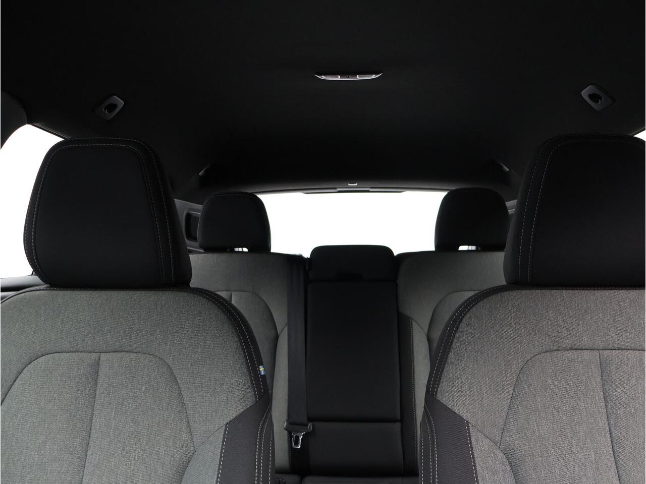 Volvo XC40 2.0 B4 Plus Dark / Trekhaak / Harman Kardon / Elektr. bed. stoelen / Stoel+stuur+voorruitverwarming