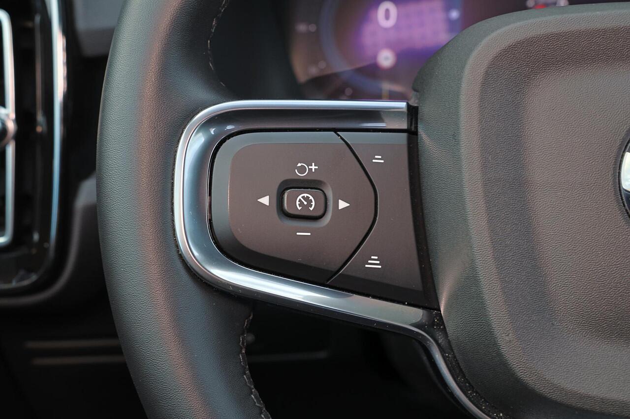 Volvo XC40 Extended Range Plus 82 kWh - IntelliSafe Assist & Surround - Parkeercamera achter - Verwarmde voorstoelen & stuur - Parkeersensoren voor & achter - Draadloze tel. lader - Warmtepomp - Extra getint glas - 19' LMV