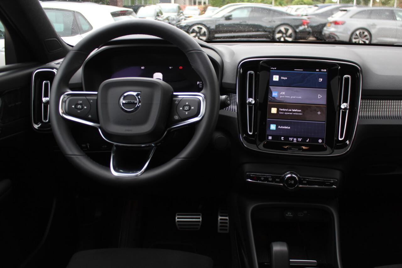 Volvo XC40 Recharge P8 AWD R-Design / SoH 92.1% / Trekhaak / Panoramadak / Camera / Keyless / Harman Kardon / 19'' / Half leder / Stuur+Stoelverwarming / DAB / Dodehoek / ACC