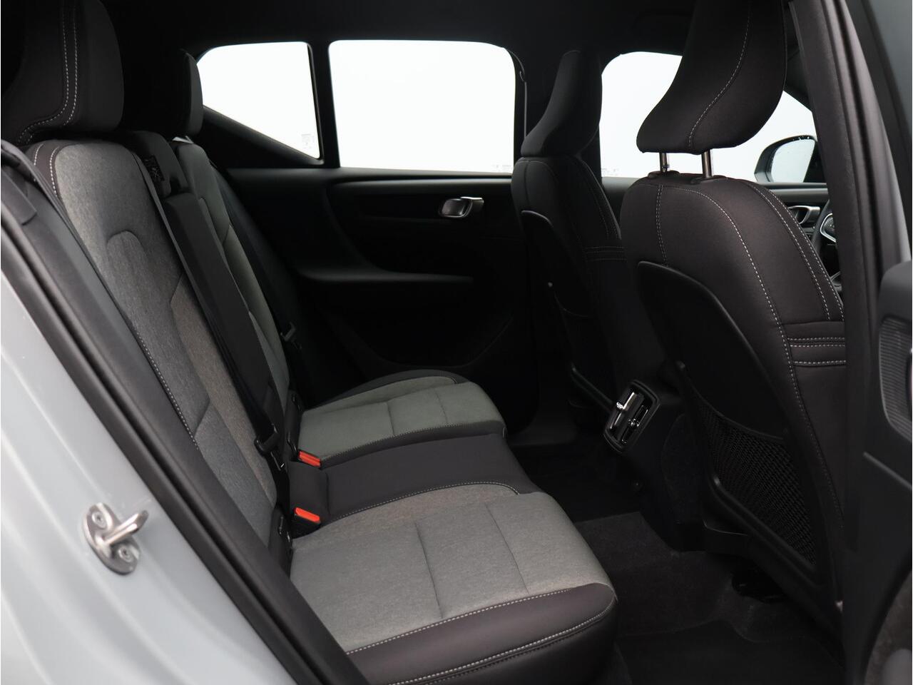 Volvo XC40 B4 197PK Plus Dark / All Season / Harman Kardon / BLIS / Adaptive Cruise / 19" / Verwarmbare Voorstoelen + Stuurwiel / Elekt. Verst. Stoelen /