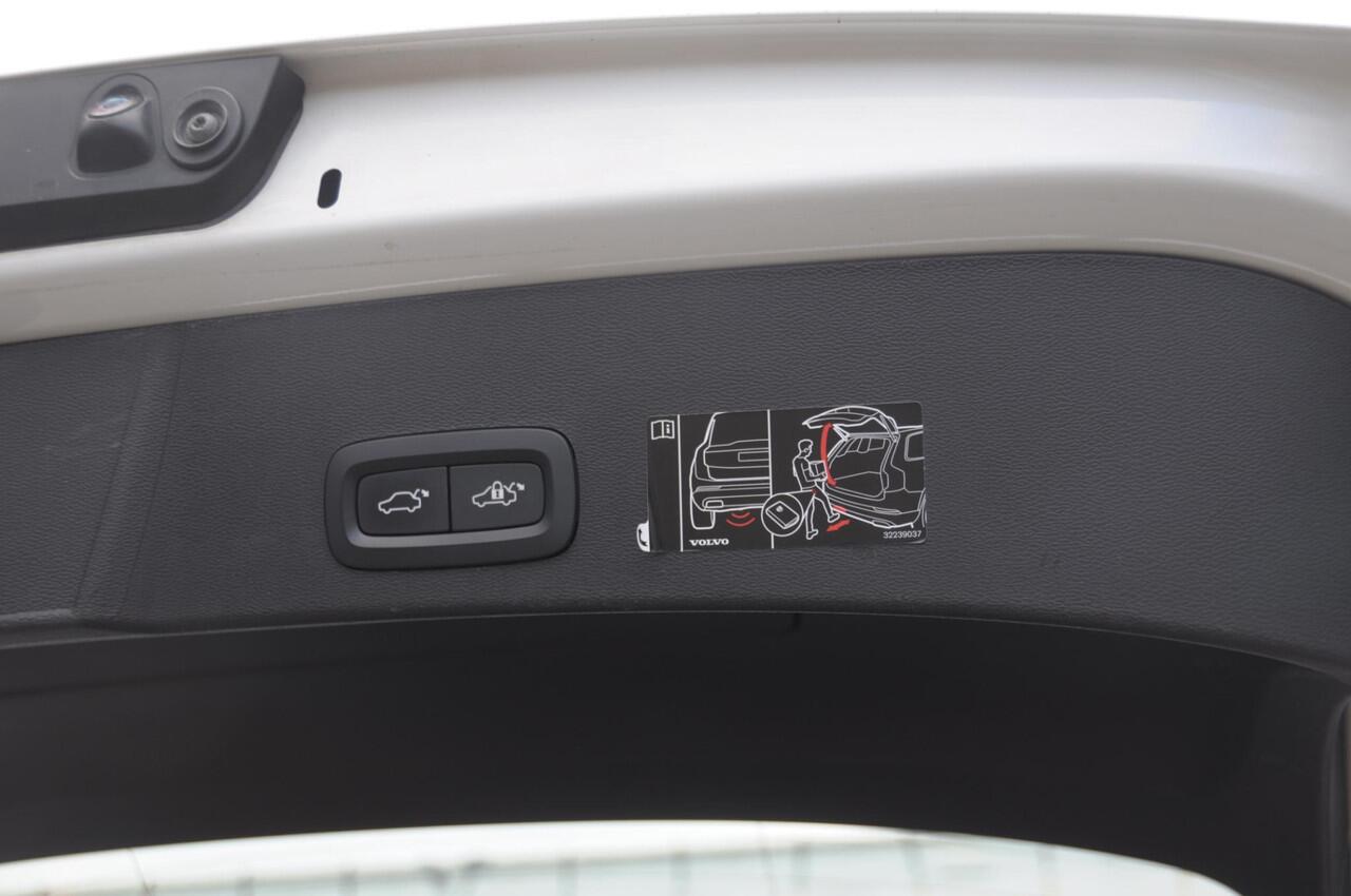 Volvo XC40 T5 262PK Automaat Recharge R-Design / BLIS / Stoel - en stuurwielverwarming / Leder met alcantara interieur / Parkeersensoren met 360 camera / Keyless entry / Elektrische stoelen met geheugen / Panoramadak / Harman kardon