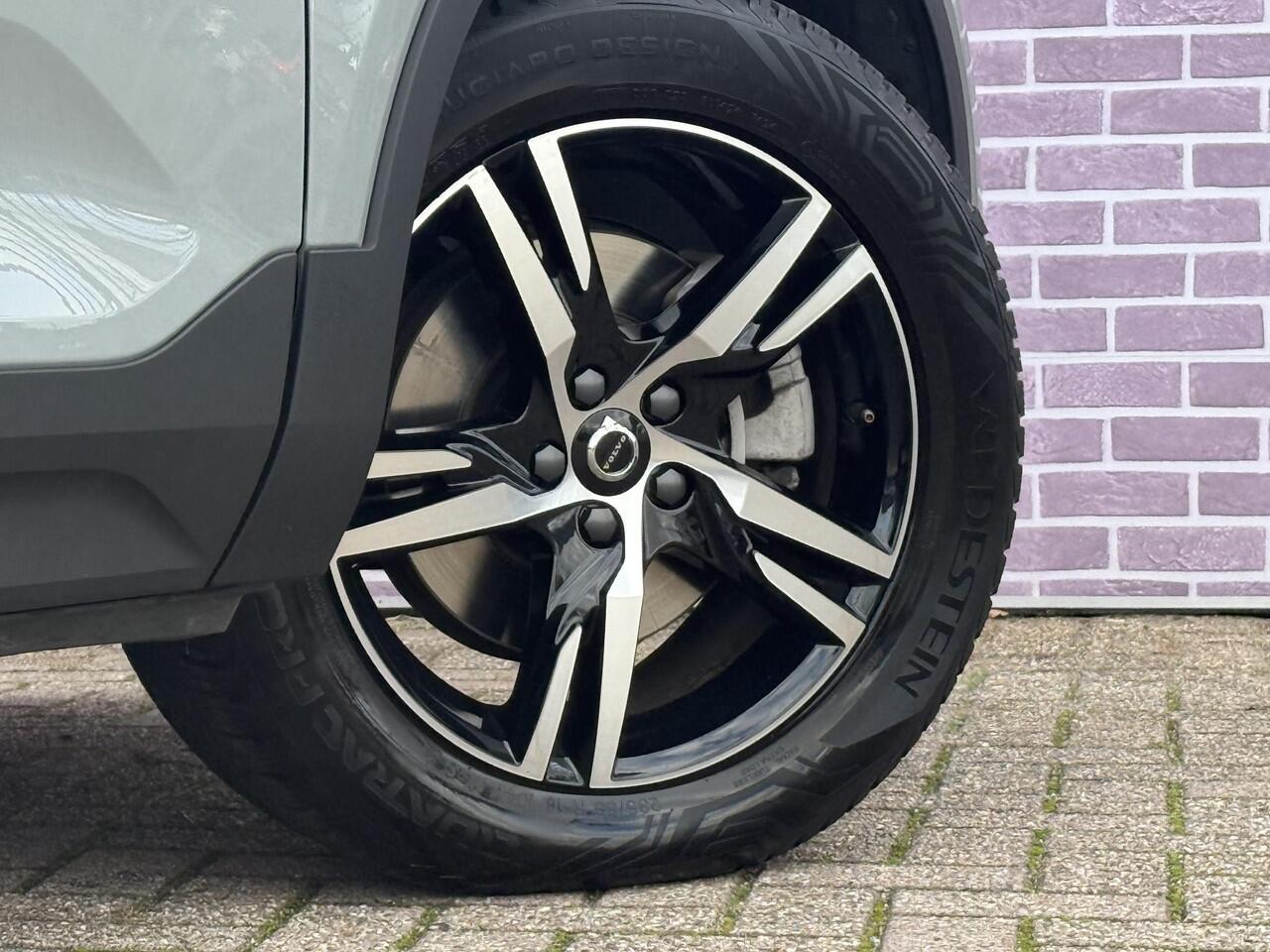 Volvo XC40 2.0 B4 Plus Dark | Trekhaak | Memory | Zitting verlengers | parkeersensoren vóór en achter | camera | Google auto | Full LED | verwarmde voorstoelen en stuurwiel | trekgewicht 2000KG! |