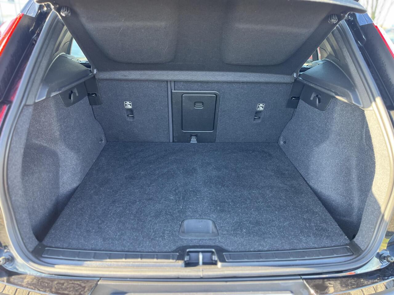 Volvo XC40 Recharge Core | Adaptieve Cruise Control | Google Maps Navigatie | 19 Inch Velgen |