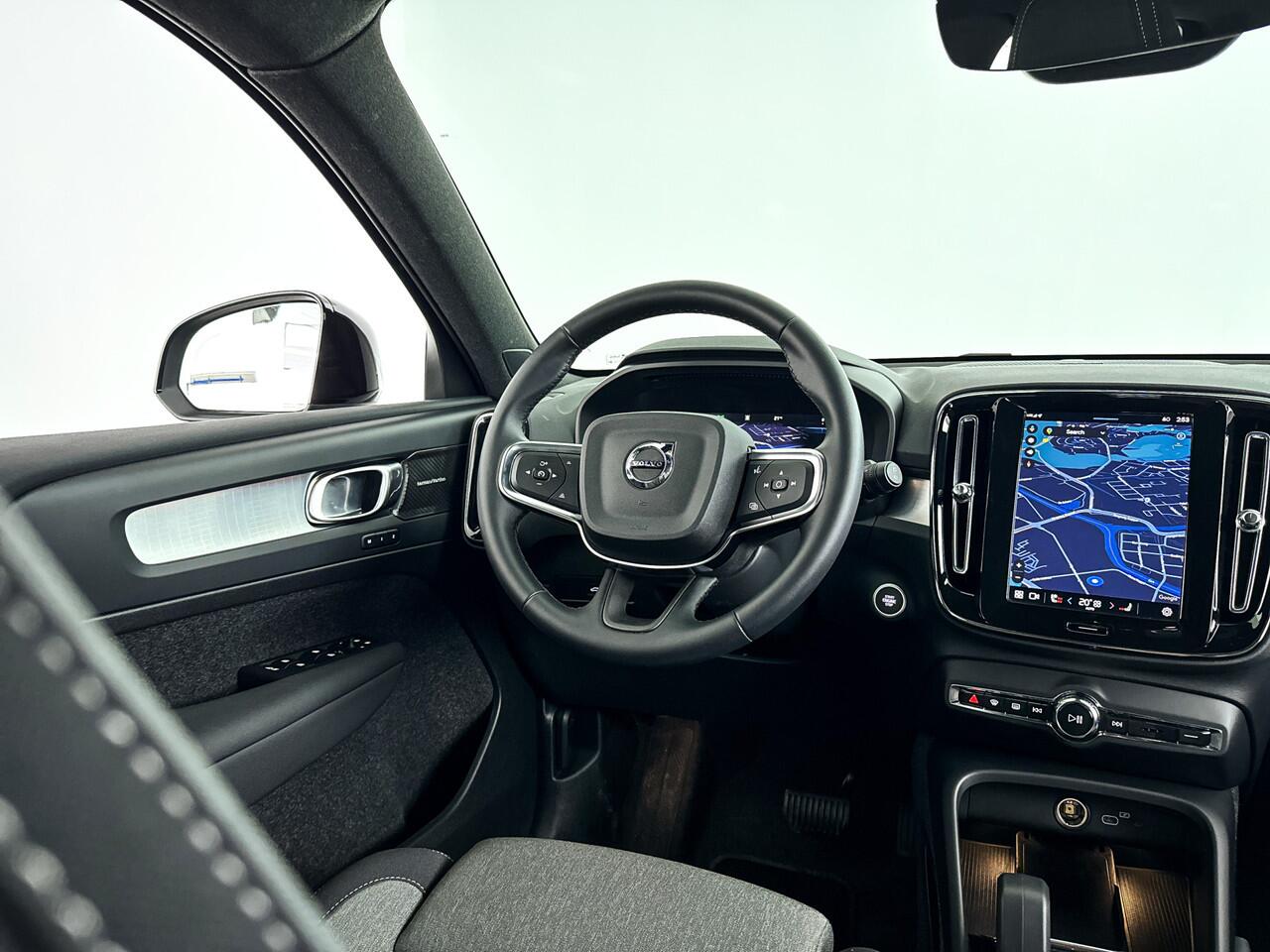 Volvo XC40 B4 Aut. Plus Dark | Harman Kardon | Stoel- en stuurverwarming | Parkeercamera | Trekhaak