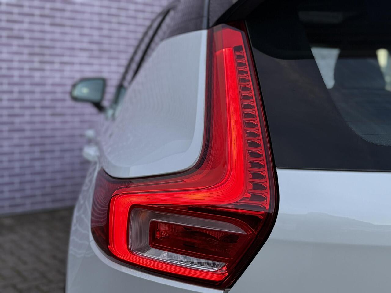 Volvo XC40 Recharge P8 AWD R-Design | Adaptieve cruise controle | BLIS | Panorama Schuifdak | 360º Camera | Harman/Kardon | Adaptive LED koplampen | Memory | VOL