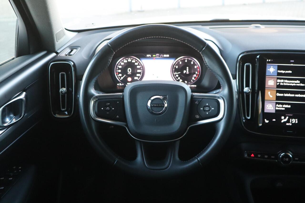 Volvo XC40 T4 Momentum | Keyless Entry| Elektrisch bedienbare achterklep| Parkeersensoren voor + achter met achteruitrijcamera| Semi- elektrisch inklapbare trekhaak| Verwarmbare voorstoelen| DAB+|