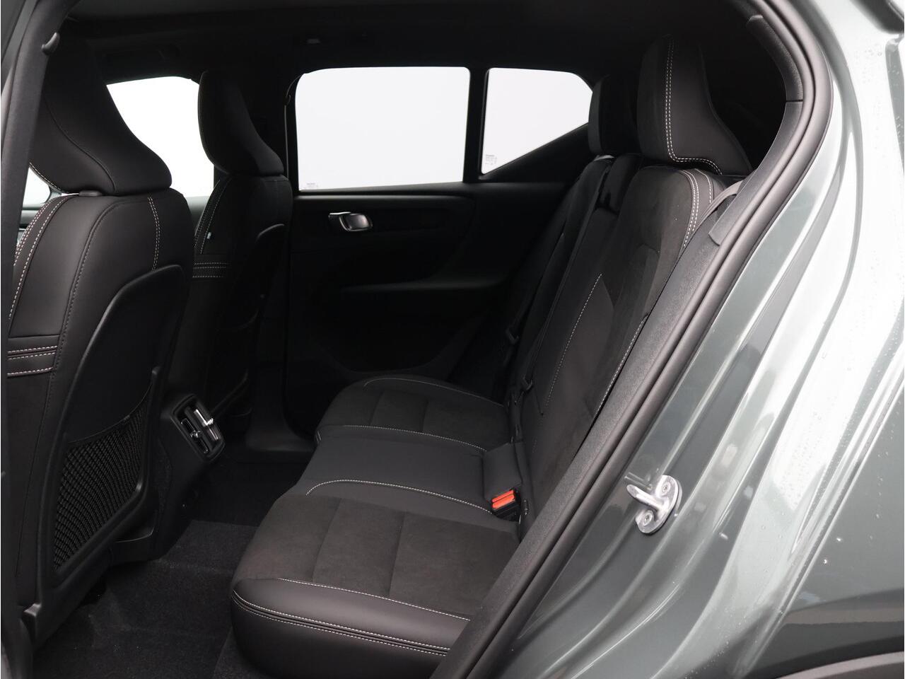 Volvo XC40 2.0 B4 Plus Dark / Panoramadak / Nubuck Bekleding / Harman Kardon / Stoel+Stuurverwarming / Getint Glas / Adaptive Cruise / BLIS /
