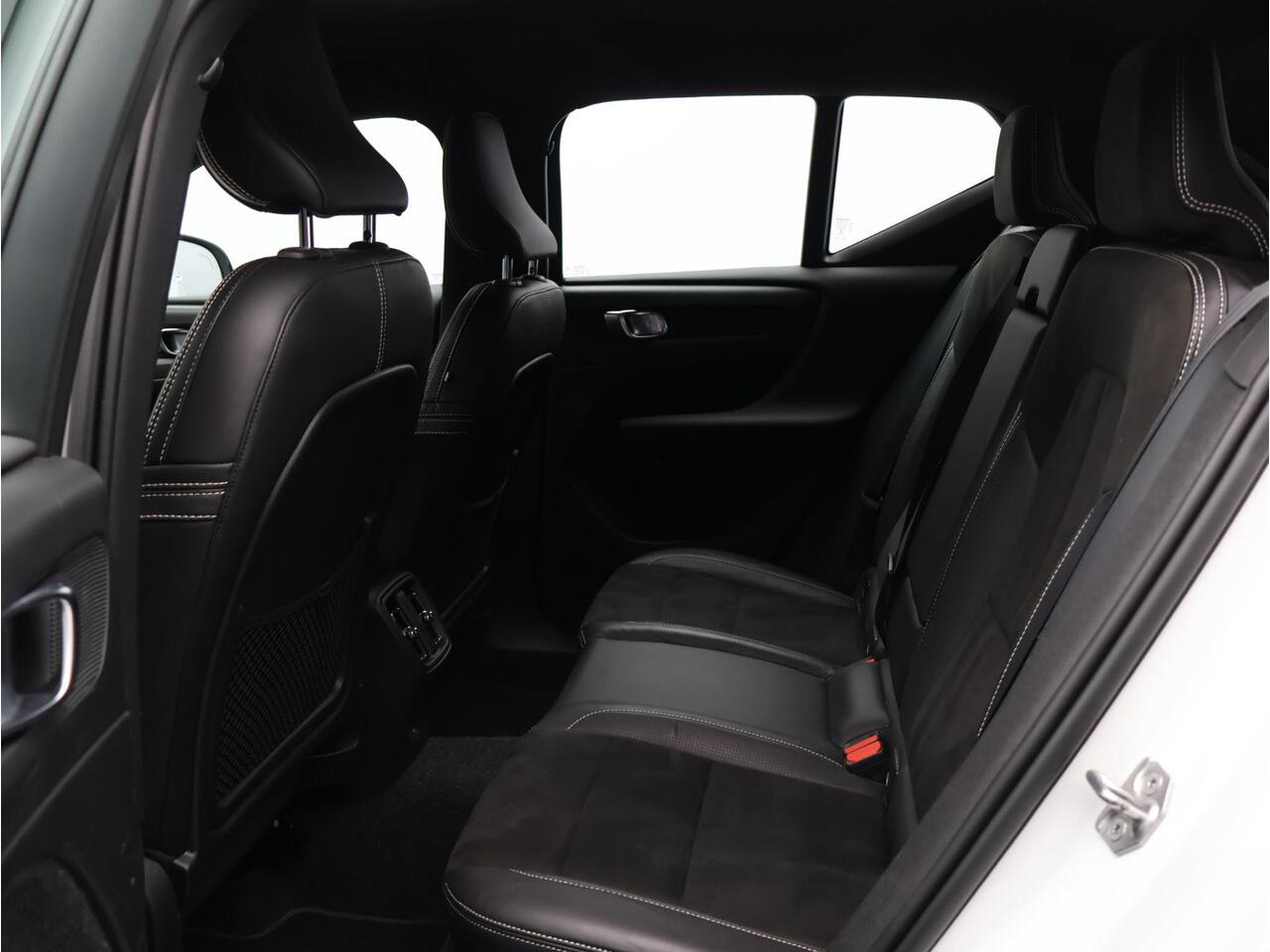 Volvo XC40 Recharge P8 AWD R-Design 93% SOH / Trekhaak / Elektr. bed. stoelen / Stuur+stoelverwarming / Keyless / Adaptive Cruise / Pilot Assist /