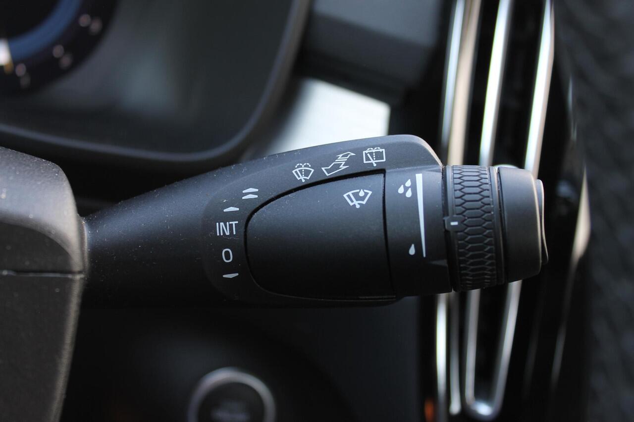 Volvo XC40 B4 211PK Automaat Plus Dark Adaptieve Cruise Control / Semi elektrisch wegklapbare trekhaak / Verwarmbare voorruit / Google Infotainment / Blis / Parkeersensoren voor en achter met parkeercamera