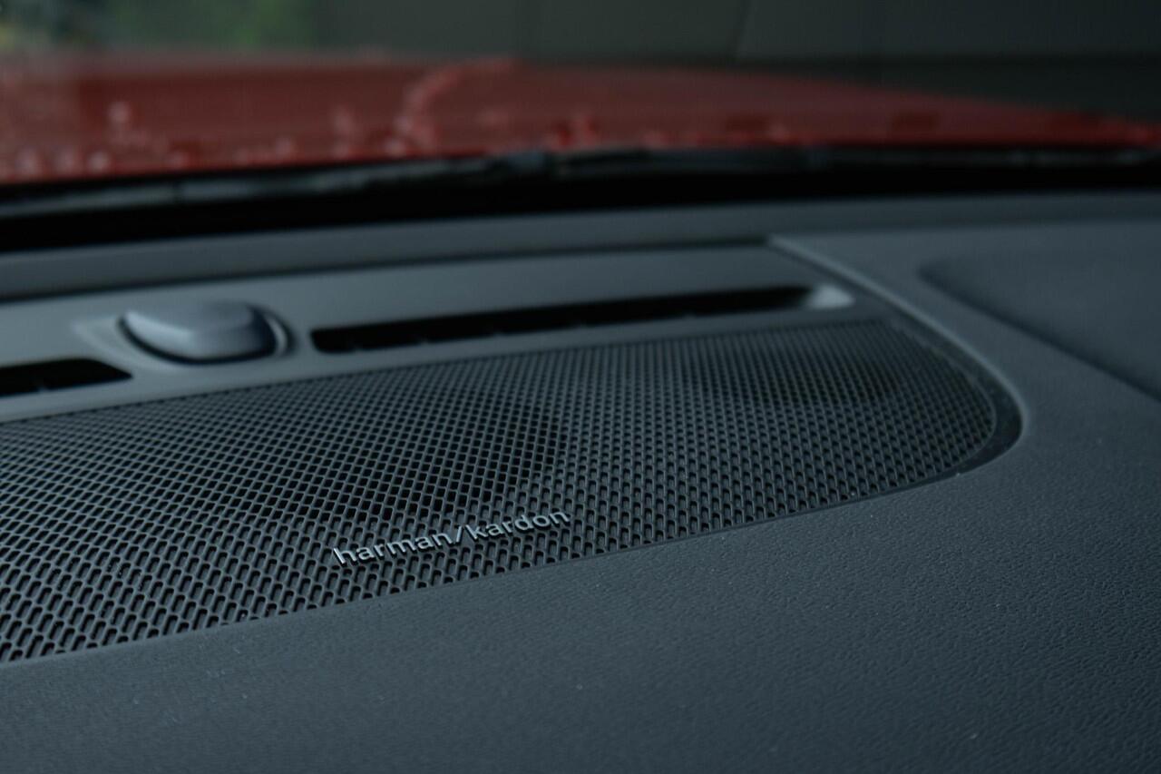 Volvo XC40 Recharge Pro | Trekhaak | 360 graden Camera | Panoramisch schuif-/kanteldak | All Season banden | Dodehoekbewaking | Apple Car Play | Elektrische achterklep | Elektrisch verstelbare bestuurdersstoel met memory |