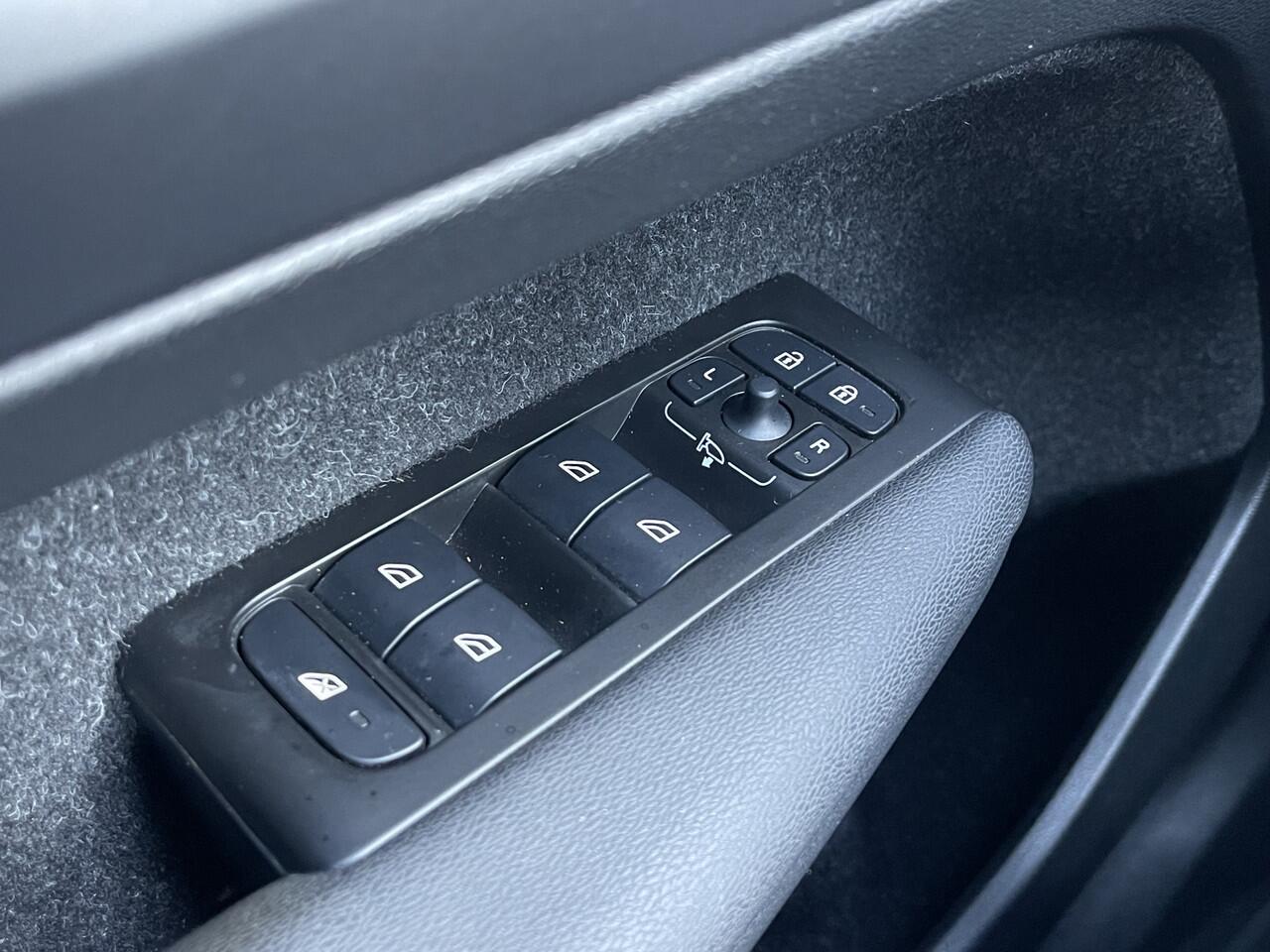 Volvo XC40 1.5 T4 Recharge R-Design | Navi | Trekhaak | CarPlay | Camera | LED | DAB | 19 inch