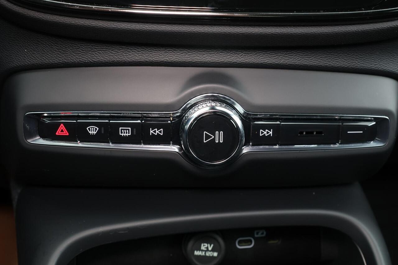 Volvo XC40 Recharge Twin Ultimate 78 kWh - Panorama/schuifdak - IntelliSafe Assist & Surround - 360º Camera - Verwarmde voorstoelen, stuur & achterbank - Parkeersensoren voor & achter - Elektr. bedienb. voorstoelen met geheugen links - Draadloze tel. lader - Warmtep