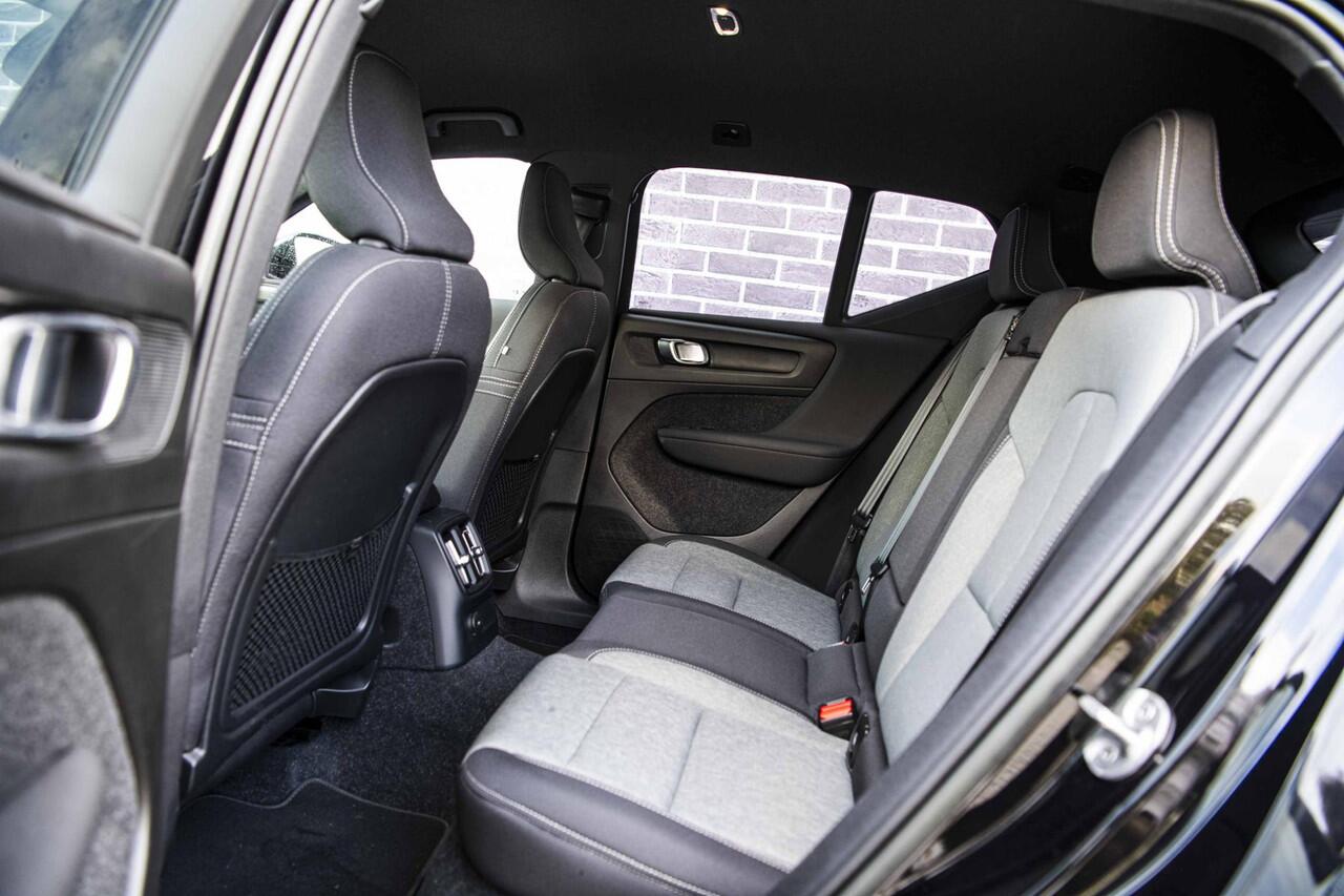 Volvo XC40 1.5 T4 Plug-in hybrid Core Bright | Lighting Pack | Park Assist Pack | Driver Assist | Getint Glas | Adaptive Cruise |