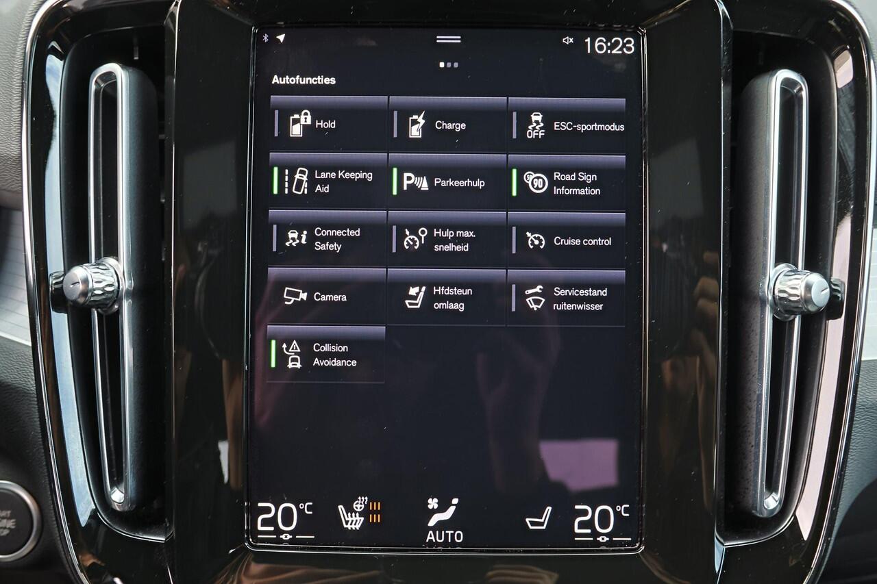 Volvo XC40 T5 Recharge Plus Dark - IntelliSafe Assist - 360º Camera - Harman/Kardon audio - Verwarmde voorstoelen & stuur - Parkeersensoren voor & achter - Elektr. bedienb. voorstoelen met geheugen links - Extra getint glas - 19' LMV