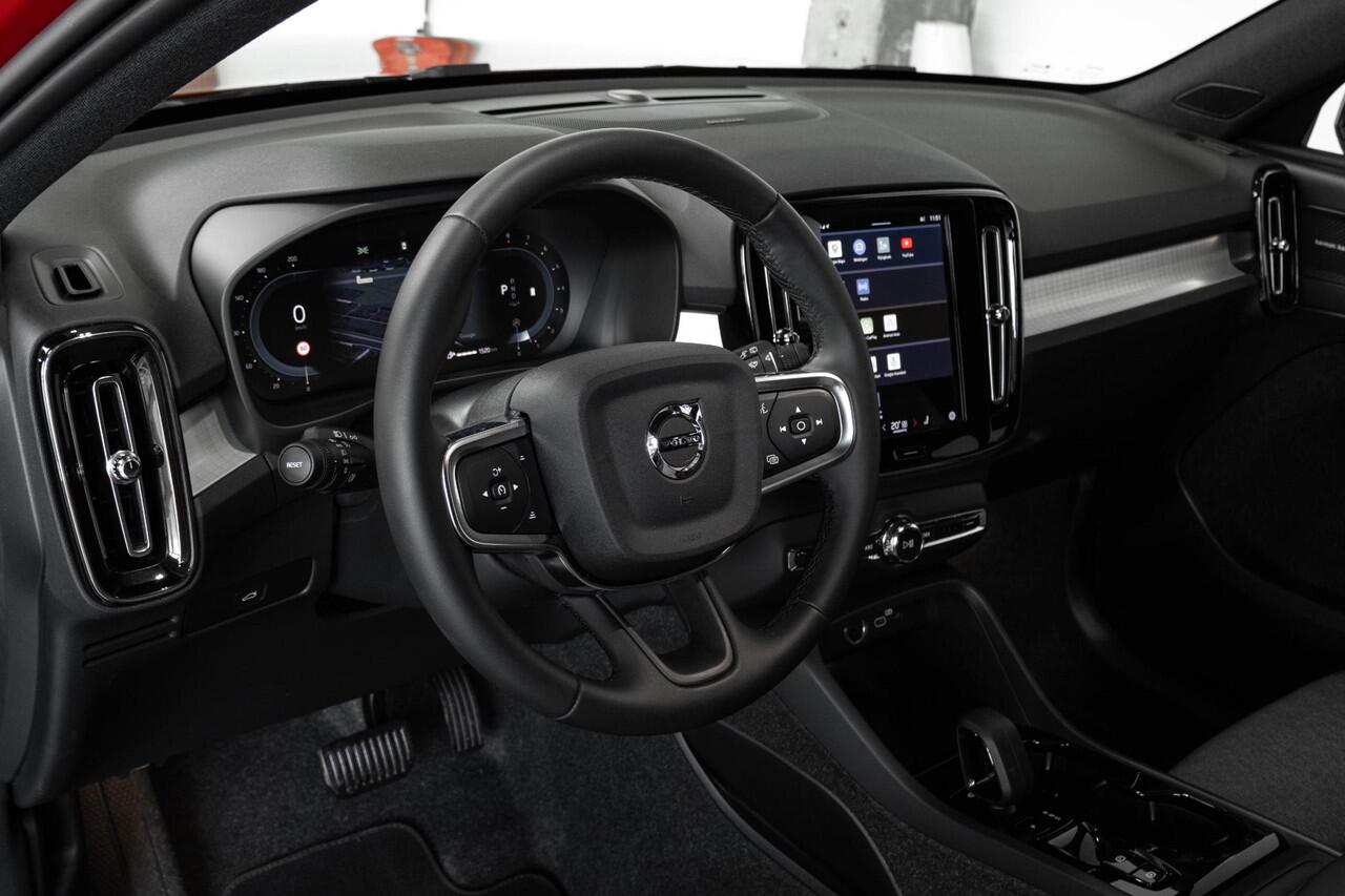 Volvo XC40 B4 Plus Dark | Verwarmde Voorstoelen+Stuurwiel | Verwarmde voorruit | Semi-Elektrische Trekhaak | Harman Kardon Premium Audio | Apple Carplay / Android Auto | Electrisch bedienbare voorstoelen | Google infotaiment