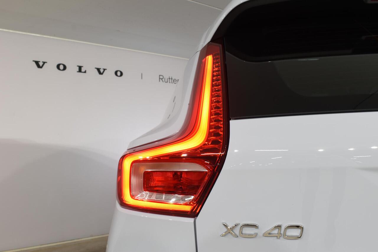 Volvo XC40 B4 211PK Automaat Plus Dark / Navigatie / Adaptive Cruise / Harman Kardon / Stuur & Stoelverwarming / Elektrische achterklep / Achteruitrijcamera / Trekhaak / Elektrische stoelverst. met geheugen