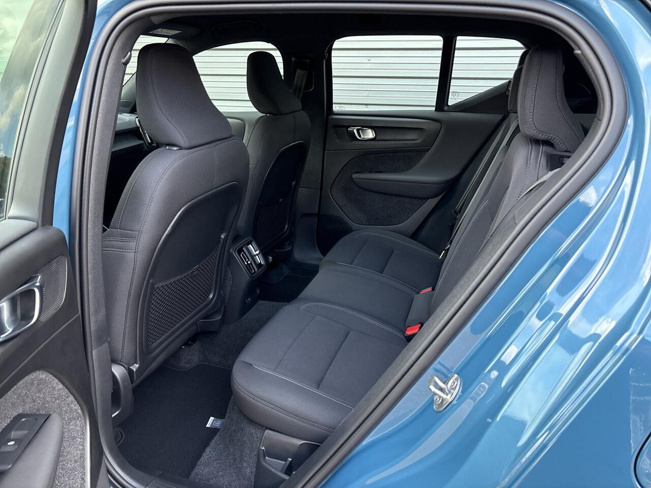 Volvo XC40 Extended Range Plus 82 kWh / Trekhaak / Achteruitrijcamera / Dodehoekdetectie / Stoelverwarming /