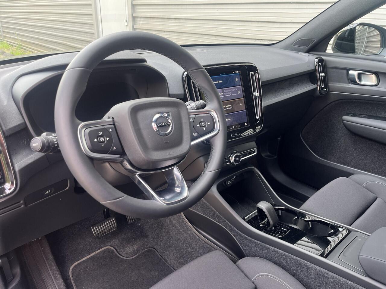 Volvo XC40 Single Motor Plus 69 kWh / Stoel- en stuurverwarming / Achteruitrijcamera / Elektrische achterklep /