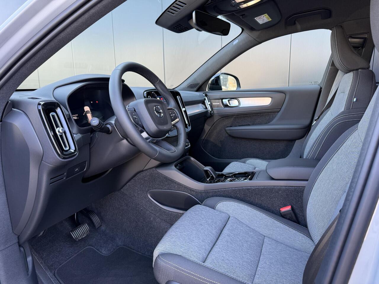 Volvo XC40 2.0 B4 Plus Dark , Automaat, Stoel+Stuur Verwarming, 360 Camera, Elek. Verstelbare stoel met geheugen, Harman/Kardon, Adaptive Cruise, Extra Getint Glas, Google, Carplay, DAB, Keyless, Verwarmde Voorruit,