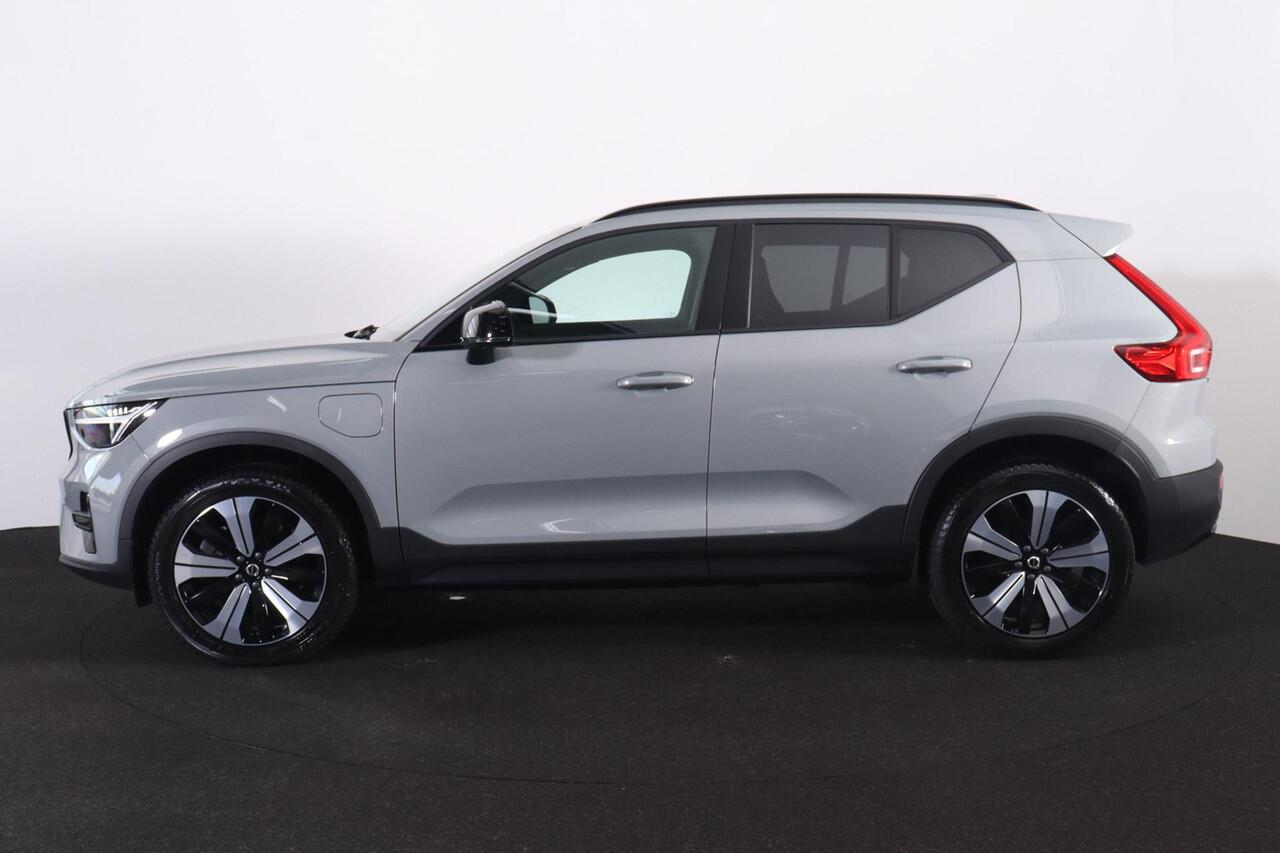 Volvo XC40 T5 Recharge Plus Dark - IntelliSafe Assist - 360º Camera - Harman/Kardon audio - Verwarmde voorstoelen & stuur - Parkeersensoren voor & achter - Elektr. bedienb. voorstoelen met geheugen links - Draadloze tel. lader - Extra getint glas - 19' LMV