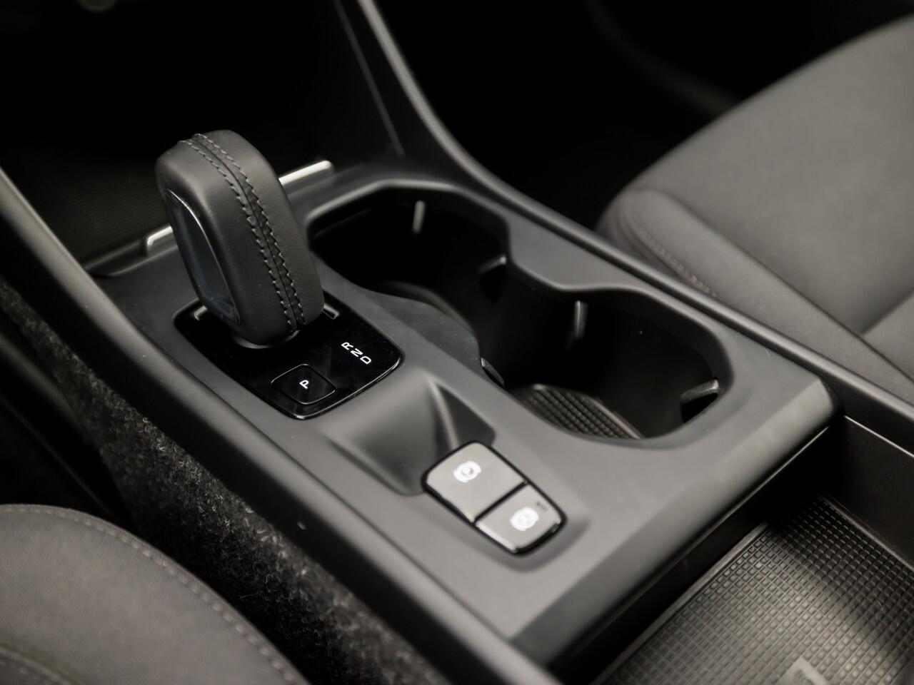 Volvo XC40 1.5 T5 Recharge Inscription 262Pk Automaat (PANORAMADAK, DEALER ONDERHOUDEN, KEYLESS ENTRY, APPLE CARPLAY, STUUR/STOEL VERWARMING, STANDKACHEL, SPORTSTOELEN, NIEUWSTAAT)