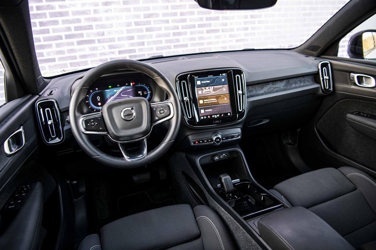 Volvo XC40 Single Motor Extended Range Plus 82 kWh | Black Edition velgen | Verwarmbare voorstoelen | Verwarmbaar stuurwiel | Warmtepomp | Adaptieve cruisecontrol | BLIS |