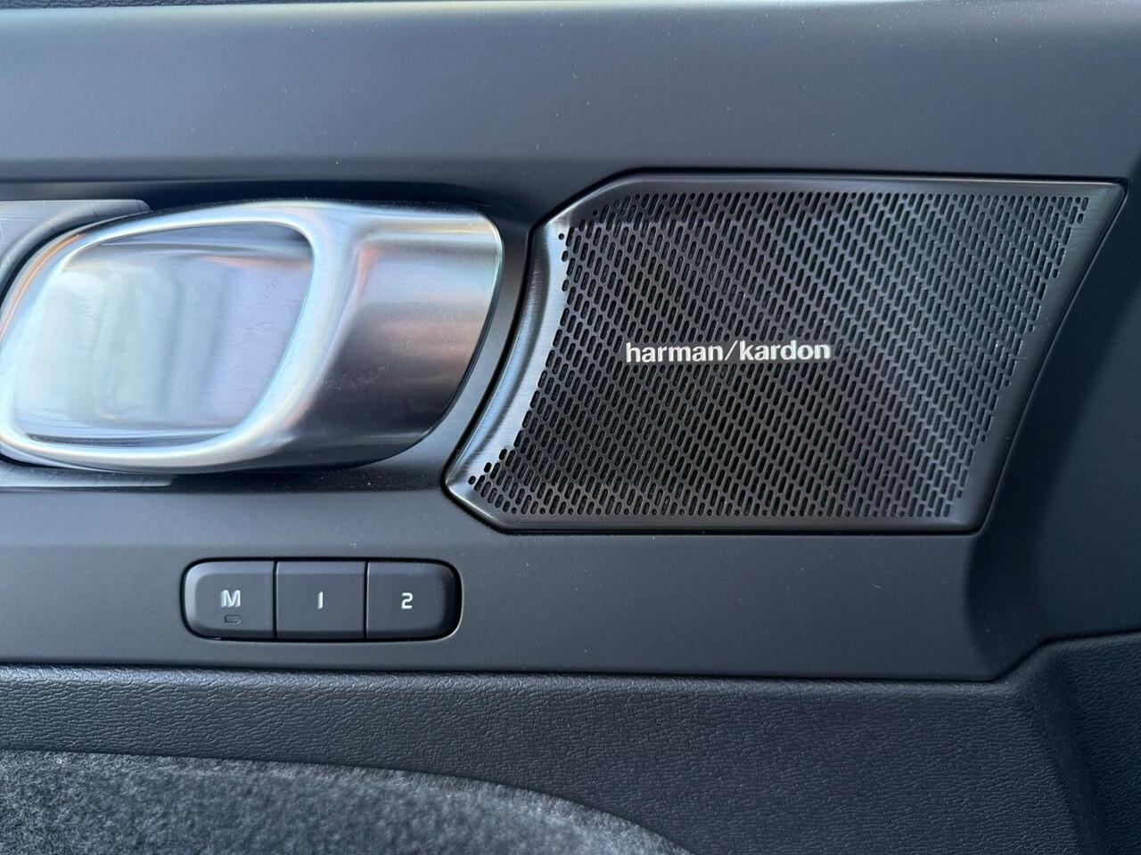 Volvo XC40 2.0 B4 Plus Dark | Stoelverwarming | Harman/Kardon Audio | Trekhaak | Verwarmbare voorruit |