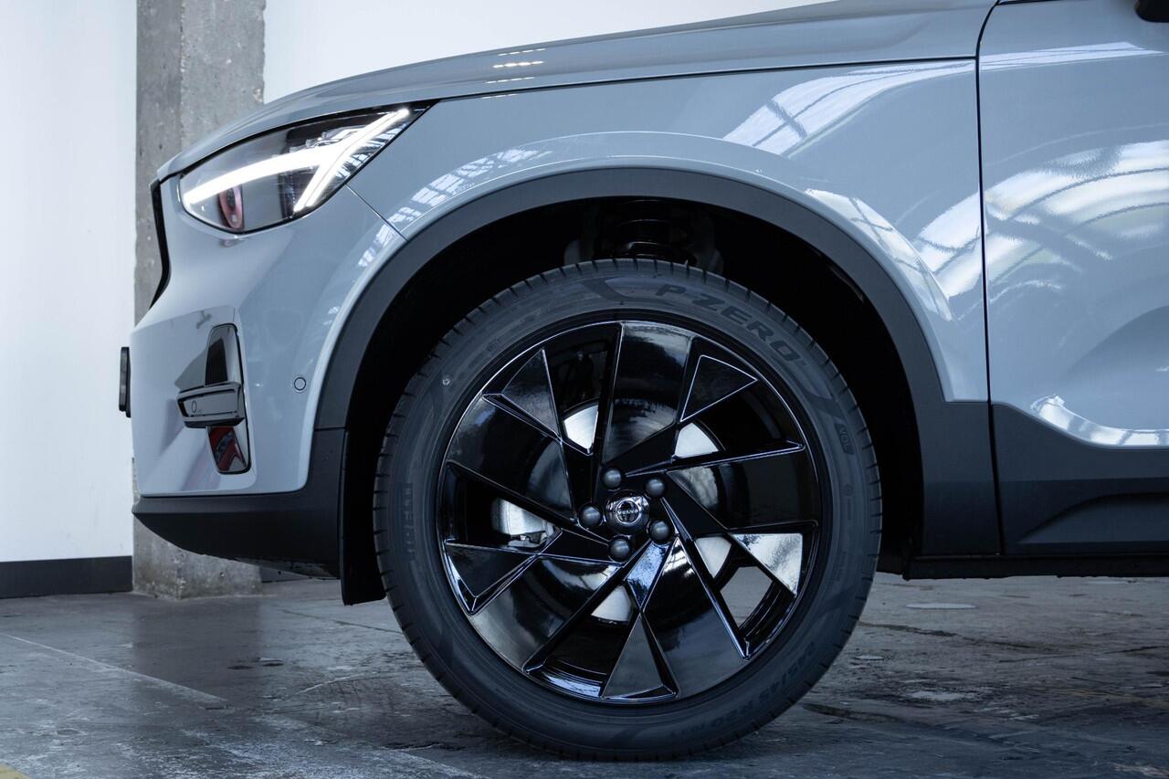 Volvo XC40 B4 Plus Black Edition | 360° Parkeercamera | Panorama dak | Semi-Elektrische Wegklapbare Trekhaak | Premium audio by Harman Kardon | Stoelverwarming | Parkeersensoren voor + achter | Google Infotainment | Stuurwielverwarming