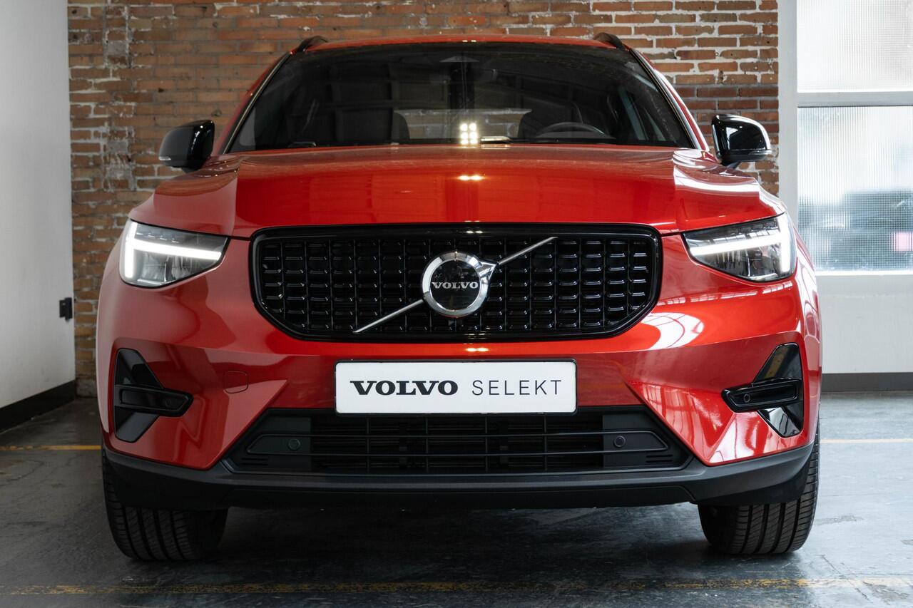 Volvo XC40 B4 Plus Dark | Verwarmde Voorstoelen+Stuurwiel | Verwarmde voorruit | Semi-Elektrische Trekhaak | Harman Kardon Premium Audio | Apple Carplay / Android Auto | Electrisch bedienbare voorstoelen | Google infotaiment