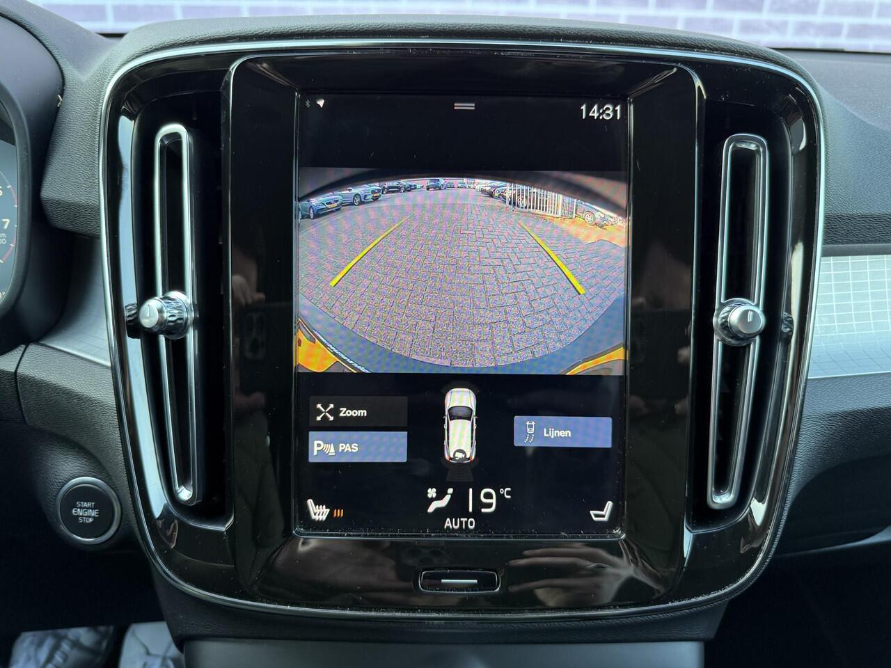 Volvo XC40 1.5 T3 Momentum Pro | Stoelverwarming | Keyless entry/start | 19"lm velgen | Parkeersensoren V+A | Parkeercamera | Metallic lak |