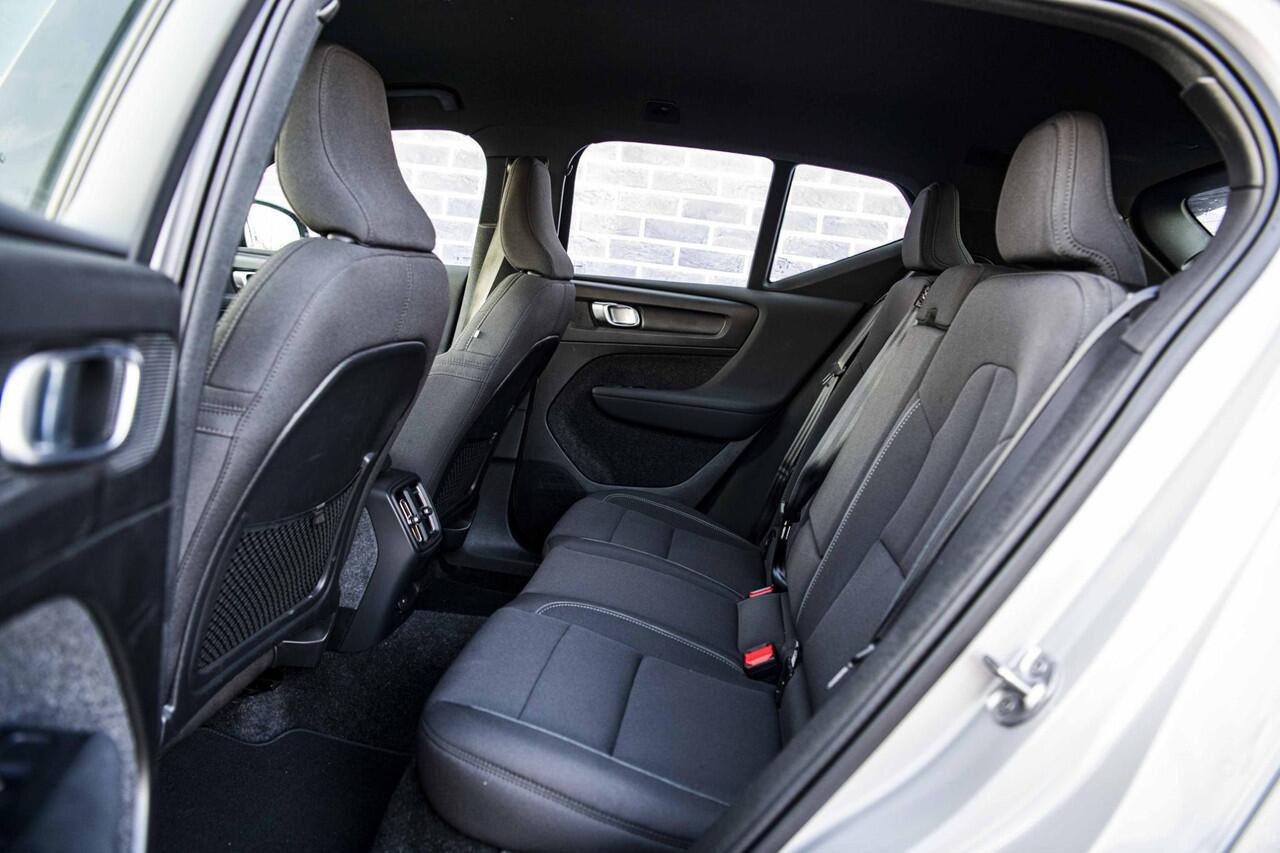 Volvo XC40 Single Motor Extended Range Plus 82 kWh | Black Edition velgen | Verwarmbare voorstoelen | Verwarmbaar stuurwiel | Warmtepomp | Adaptieve cruisecontrol | BLIS |