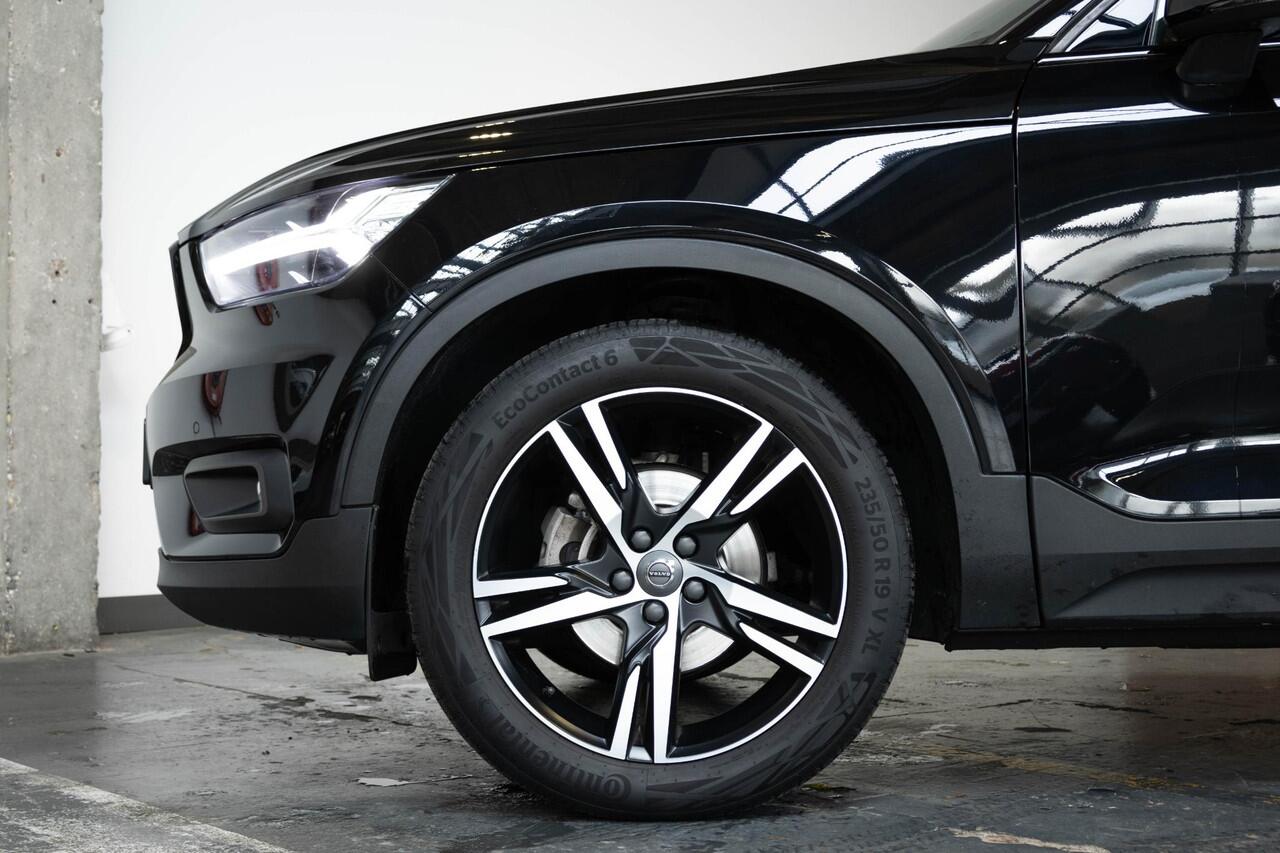 Volvo XC40 T3 Automaat R-Design | Panoramadak | 360° Parkeercamera | Adaptive Cruise Control | BLIS | Parkeersensoren voor + achter | Harman Kardon Premium Audio | BLIS | Stoelverwarming | Volvo on Call | 19'' Lichtmetalen velgen