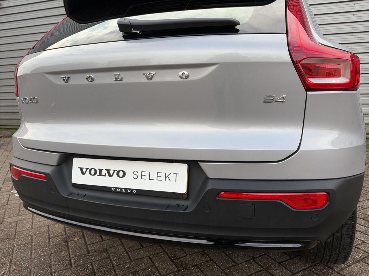 Volvo XC40 2.0 B4 Plus Dark / Audio Harman Kardon / 18" velgen / Trekhaak elektrisch uitklapbaar /