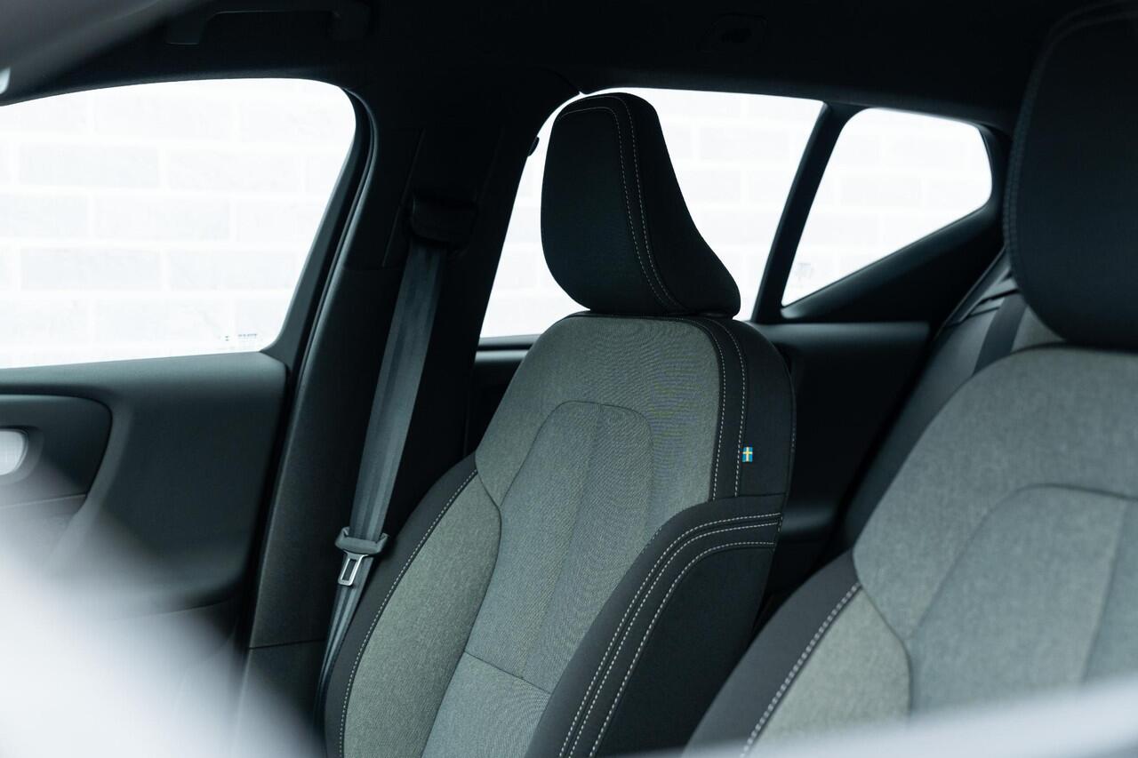 Volvo XC40 B4 Plus Dark Aut | Trekhaak 2000 kg | All-seasonbanden | BLIS | Adaptive Cruis control | 19" Wielen | Verw.voorstoelen | Verw. voorruit | Parkeercamera |