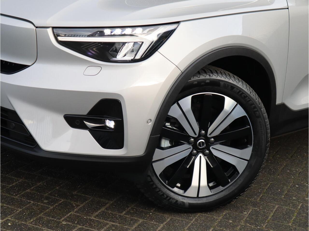 Volvo XC40 Recharge Twin Ultimate 78 kWh / Panoramadak / Stoelverwarming / Parkeersensoren voor+achter / Apple Carplay/Android Auto / 19 Inch / LED / Harman Kardon