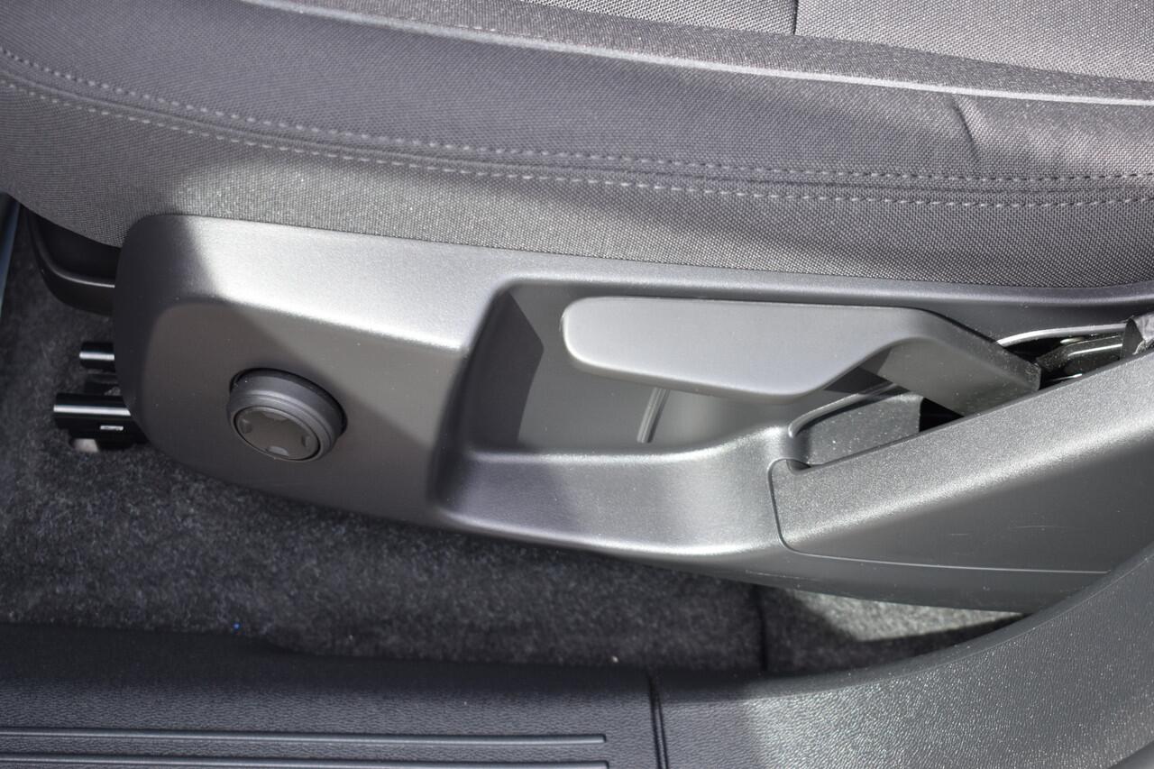 Volvo XC40 Extended Range Plus 82 kWh ACC | Pilot Assist | Stoel Stuur verwarming | Trekhaak | Key Less | 19 inch