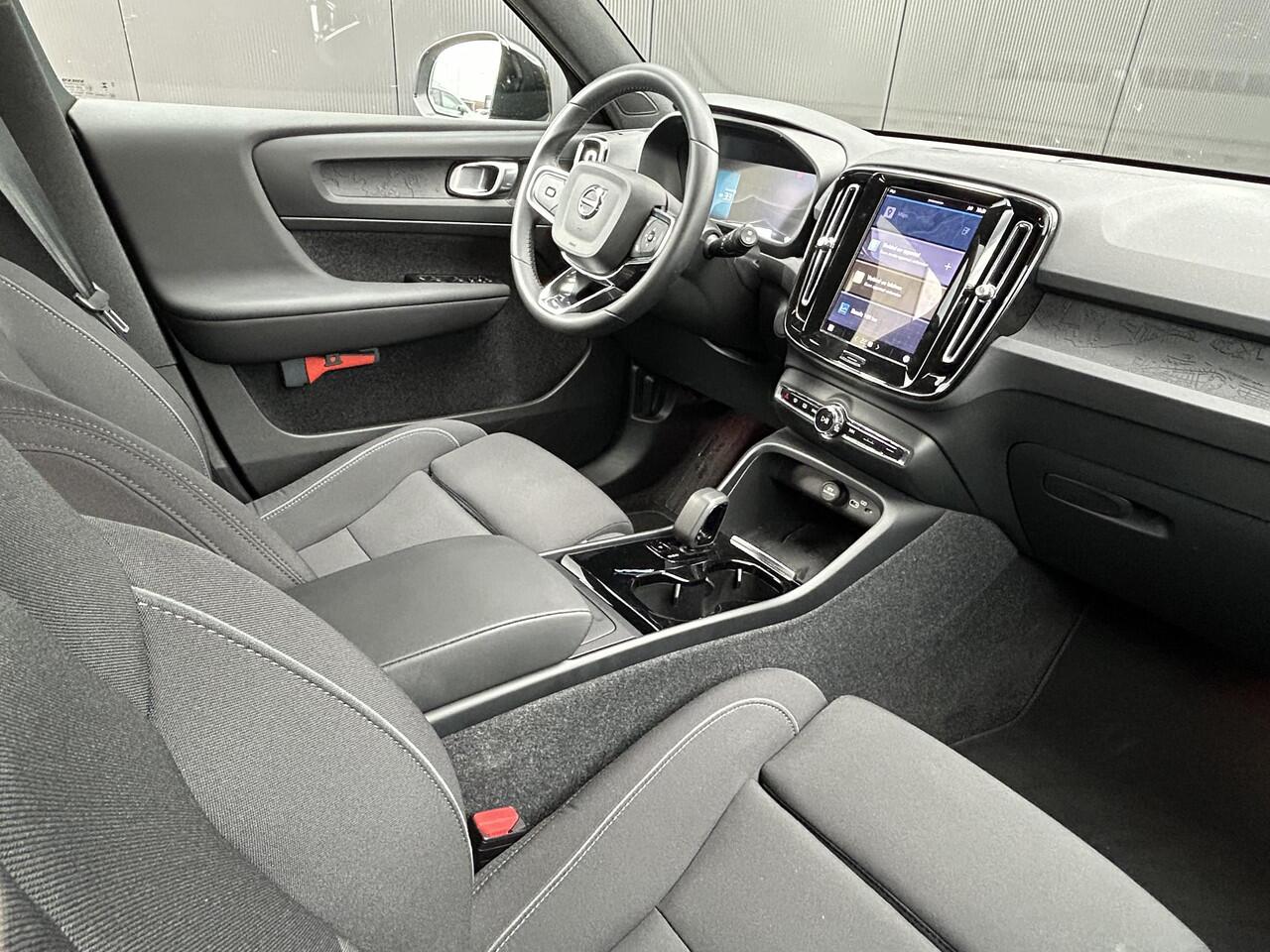 Volvo XC40 Single Motor Extened Range Core 82 kWh Zwart dak / Extra getint glas / All season banden