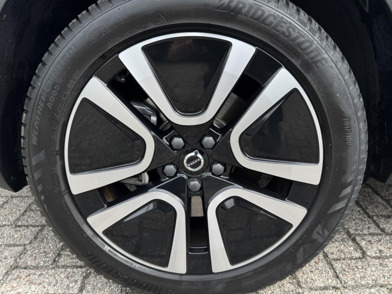 Volvo XC40 2.0 T4 Momentum| Trekhaak, CarPlay, Keyless, Leder