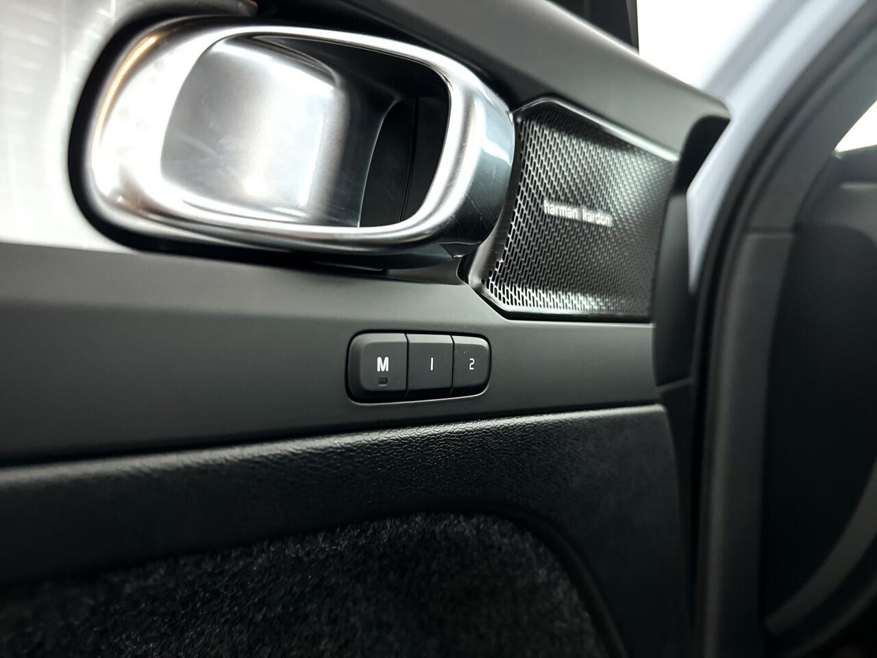 Volvo XC40 B4 Plus Dark Parkeercamera | Stoel- en Stuurverwarming | Harman Kardon | Trekhaak