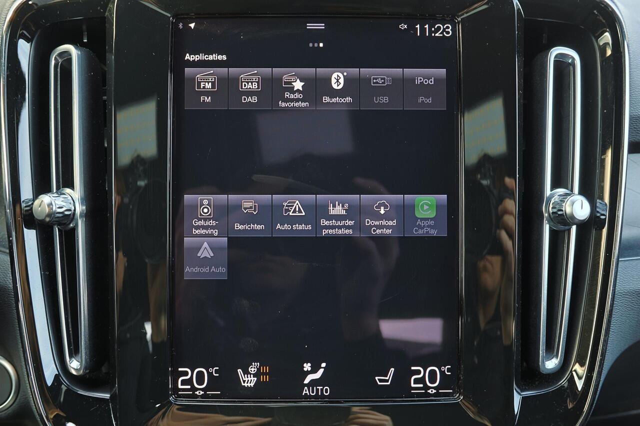 Volvo XC40 T5 Recharge Plus Dark - IntelliSafe Assist - 360º Camera - Harman/Kardon audio - Verwarmde voorstoelen & stuur - Parkeersensoren voor & achter - Elektr. bedienb. voorstoelen met geheugen links - Draadloze tel. lader - Extra getint glas - 19' LMV