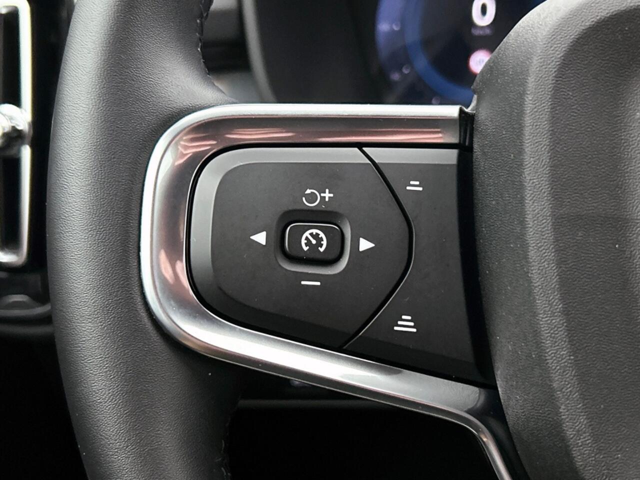 Volvo XC40 2.0 B4 Plus Dark | 19 inch | Trekhaak | Voorruit verwarming