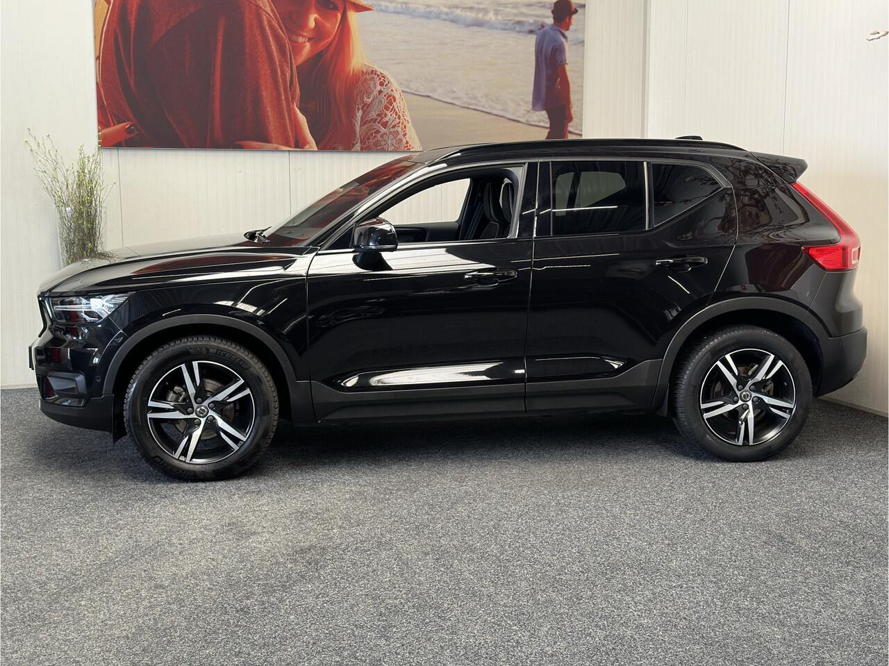 Volvo XC40 1.5 T3 R-DESIGN AUTOMAAT 360 CAMERA LEDER ALCANTARA NAVIGATIE CRUISE CONTROL STOEL EN STUUR VERWARMING KEYLESS GO APPLE CARPLAY/ANDROID RIJSTROOKSENSOREN ZEER MOOI !! 3010