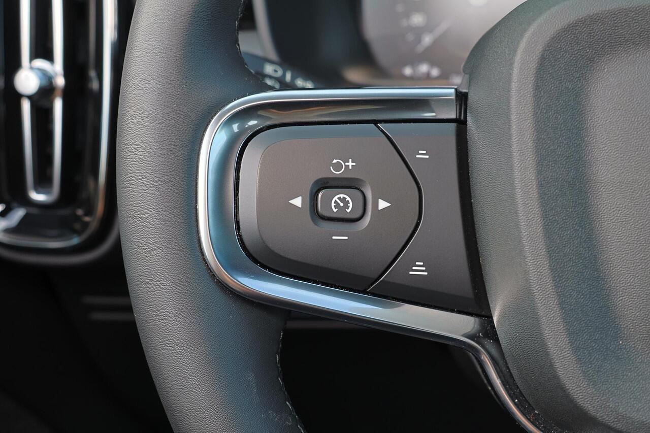 Volvo XC40 T5 Recharge Plus Dark - IntelliSafe Assist - 360º Camera - Harman/Kardon audio - Verwarmde voorstoelen & stuur - Parkeersensoren voor & achter - Elektr. bedienb. voorstoelen met geheugen links - Draadloze tel. lader - Extra getint glas - 19' LMV