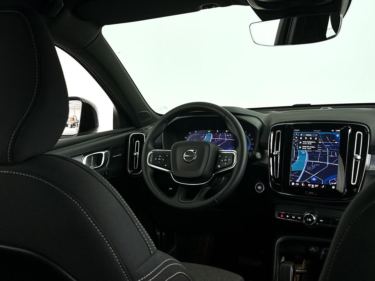 Volvo XC40 B4 Aut. Plus Dark | Stoel- en Stuurverwarming | Harman Kardon | Parkeercamera | Trekhaak