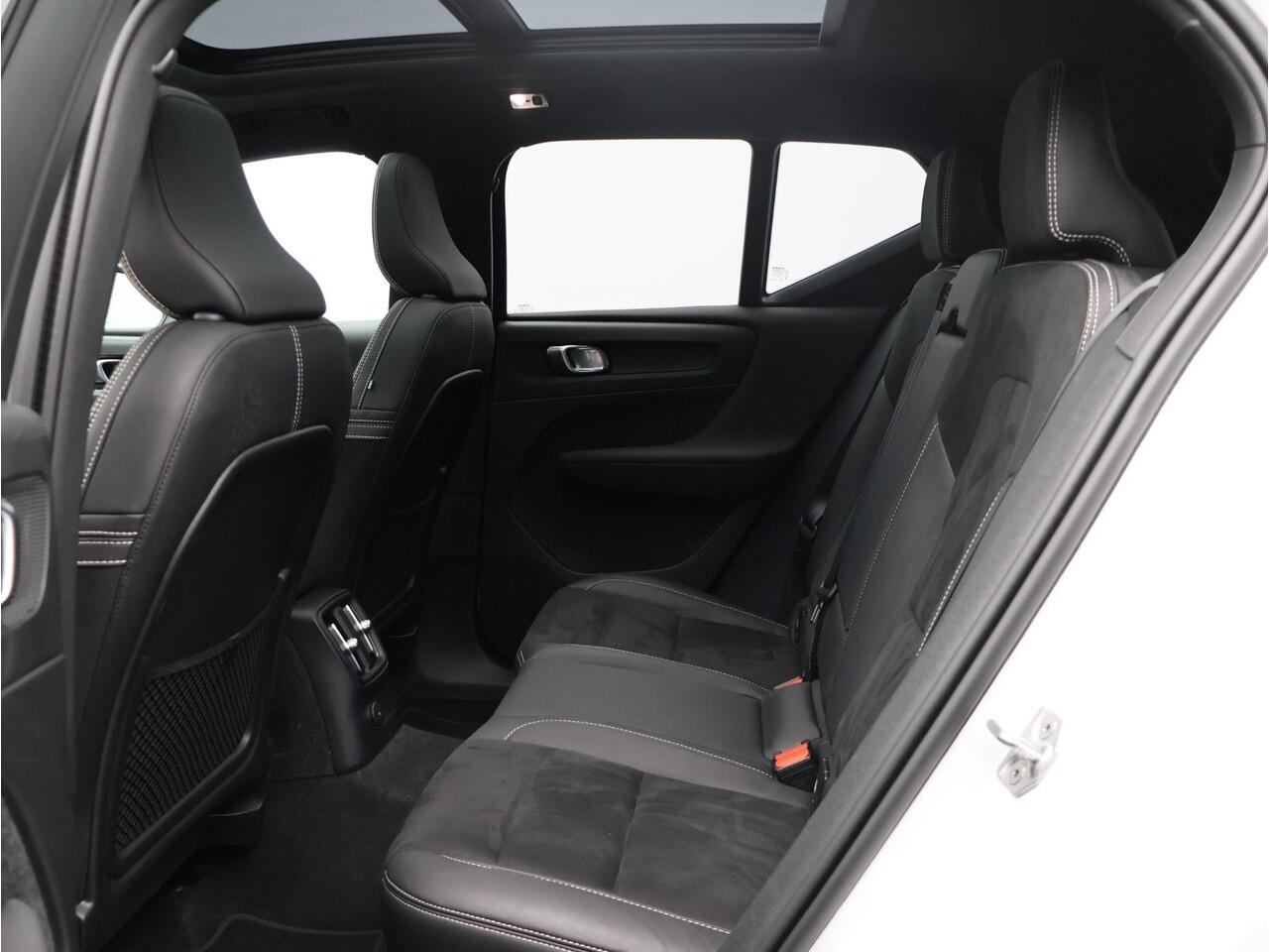 Volvo XC40 T5 Recharge R-Design / Trekhaak / Pano. Dak / Stoel- + stuurwielverwarming / 360 camera / Harman Kardon Audio / Elek. verstelbare stoelen / Pilot Assist