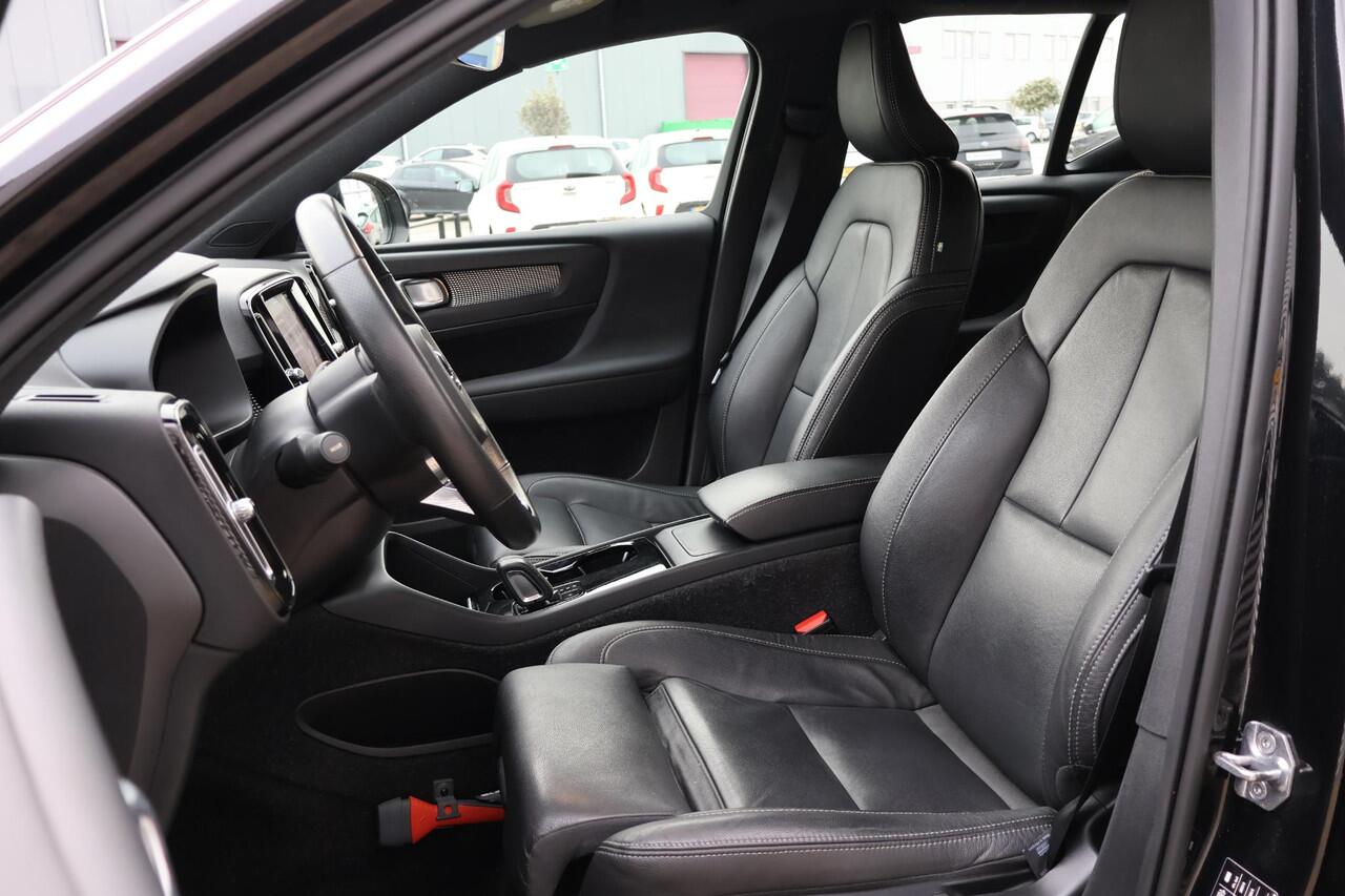 Volvo XC40 Recharge P8 AWD R-Design 1e Eigenaar | Volledig Onderh | BTW | NL-Auto | Trekhaak | Elek Stoel+memory | Elek Klep | Camera | Leder | 1 Kabel | Winterpack | Ad Cruise | Climate | Navi |